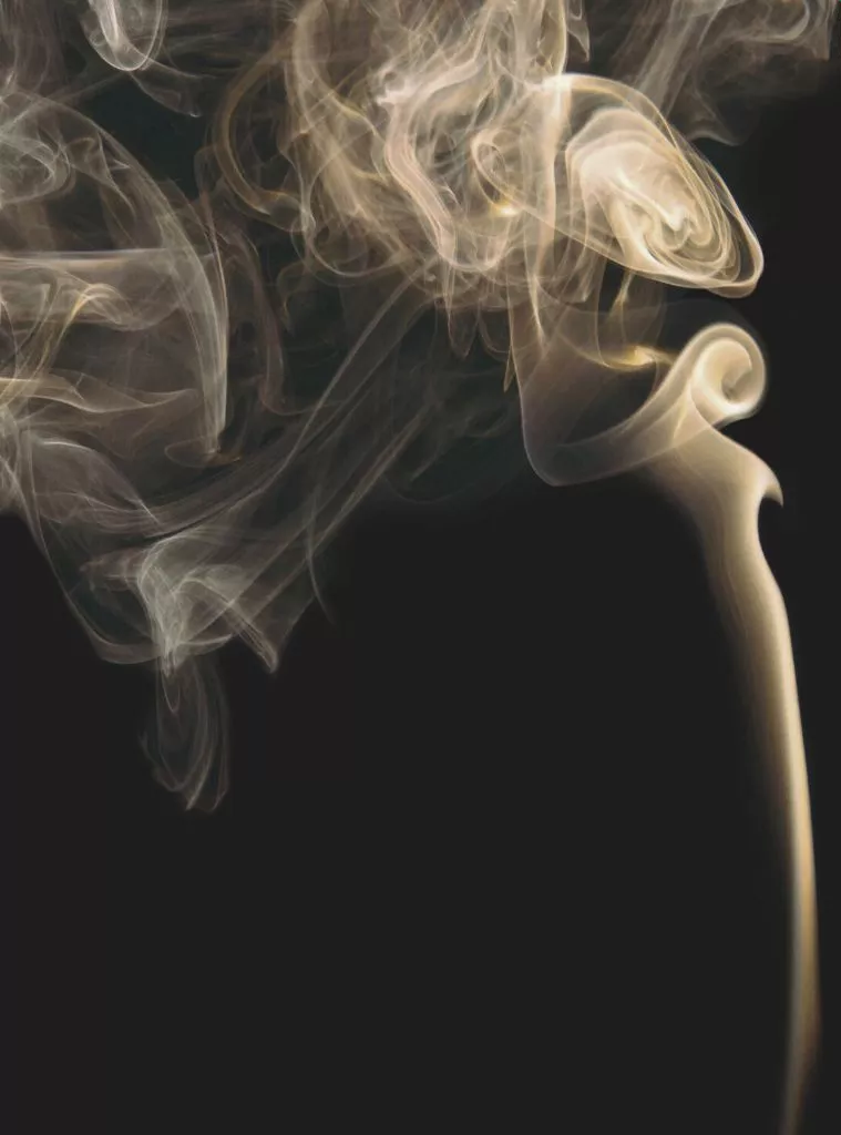 Fumée d’encens oriental naturel s’élevant lentement lors d’un rituel de purification